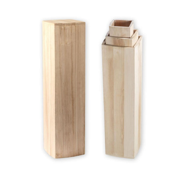 Dekosäulen aus hellem Holz