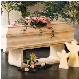 Katafalk aus hellem Holz