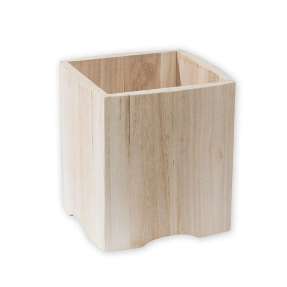 Übertöpfe aus hellem Holz