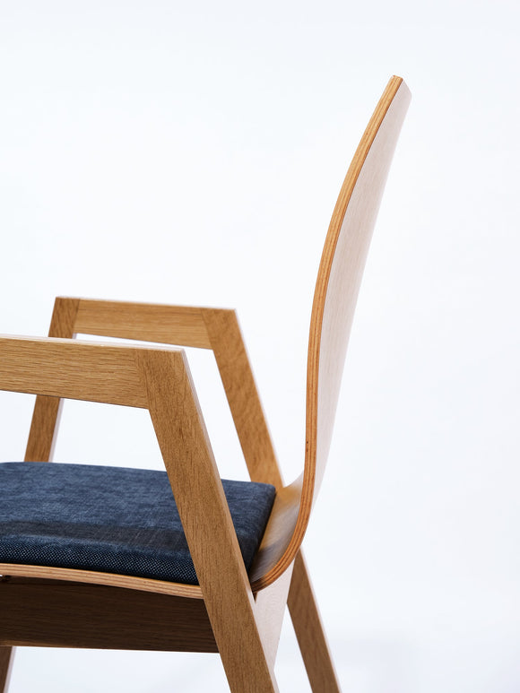 Lavabis Stapelstuhl gepolstert Holz mit Armlehne